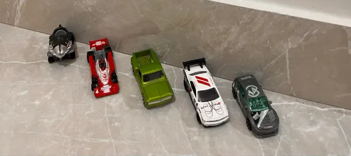 Hot Wheel pack com Treasure Hunt.TH Subaru, TH Pickup, TH Dodge, TH Bazoomka eTyrrel