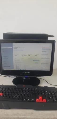 Vendo computador completo funcionando perfeitamente.