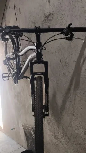 Vendo bicicleta aro 29 freio a disco com capacete 