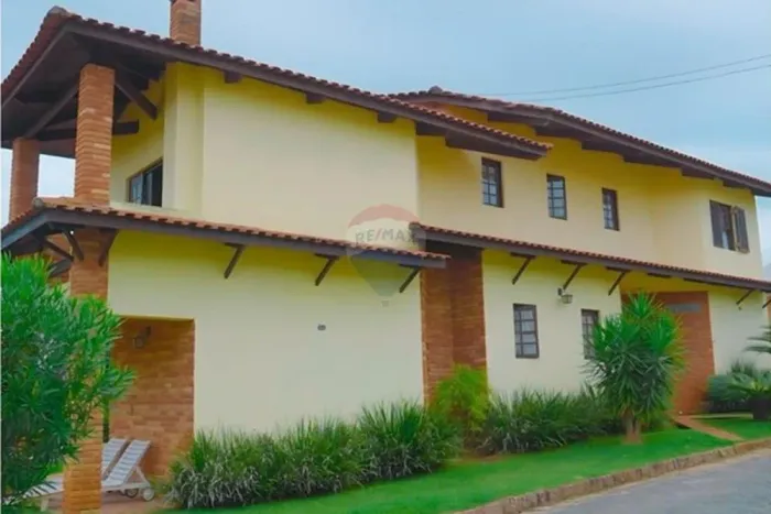 Viva em um Clube Particular: Sobrado de 266 m² no Exclusivo Clube dos 50