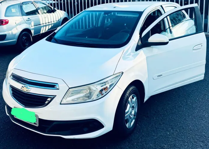 Chevrolet Onix Hatch LT 1.0 8V Flex Power Mec. 4P 2014