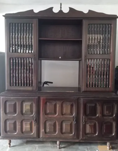 Louceiro ou cristaleira, com um design de estilo colonial ou rústico. 
