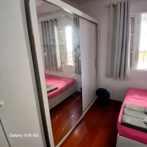 Guarda roupa de casal branco com cabeceira rosa