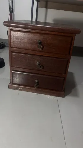 Mesa de cabeceira maciça sucupira