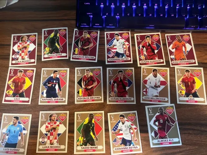 FIGURINHA LEGENDS 2022 BORDO E BRONZE