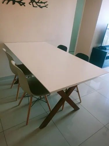 ? Mesa de jantar em laca branca + 4 cadeiras