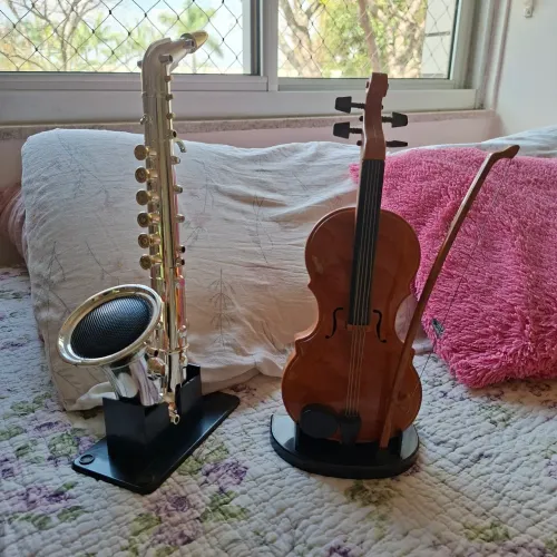 Instrumentos musicais de brinquedo/decoração