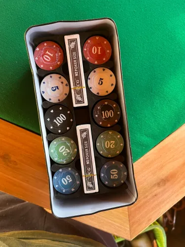 mesa de poker e baralho