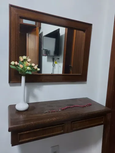 Penteadeira com duas gavetas e espelho