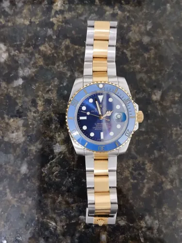 Relógio rolex fundo azul