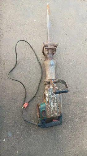 martelo rompedor/demolidor da marca Makita