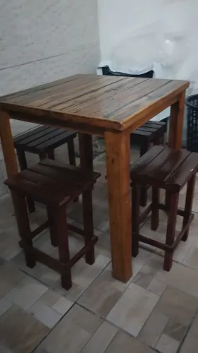 Mesa de madeira com 4 banquinhos