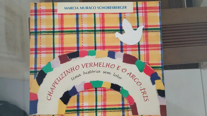 Livro Chapeuzinho Vermelho e o Arco-Iris uma história sem lobo