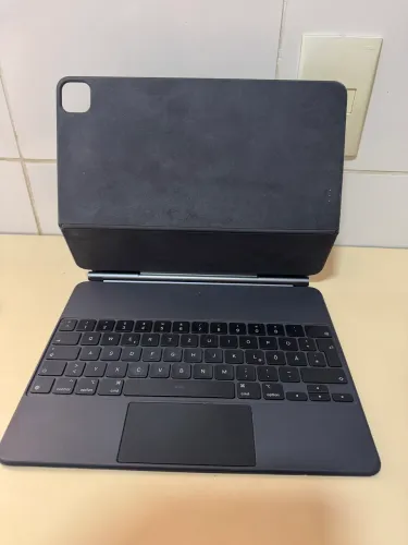 Magic Keyboard Apple para iPad Pro 12,9" (5ª Geração) - Padrão Alemão