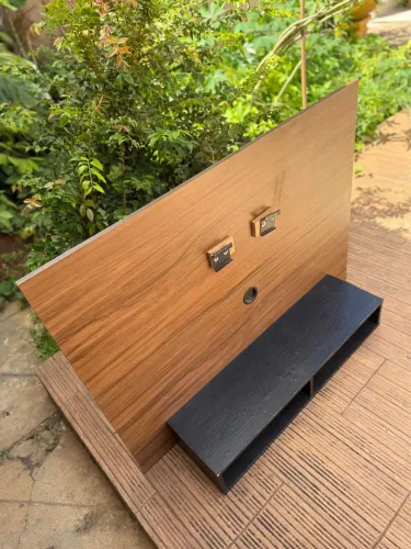 Painel para TV MDF Marrom e Preto - 2 Nichos + Prateleira 