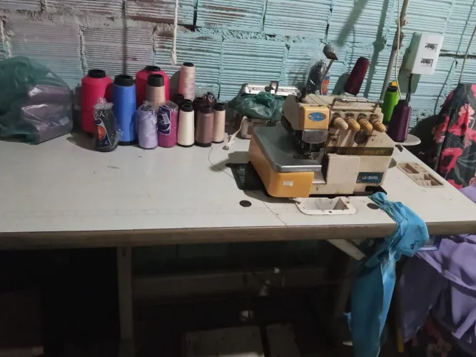 Máquina de custura de roupas