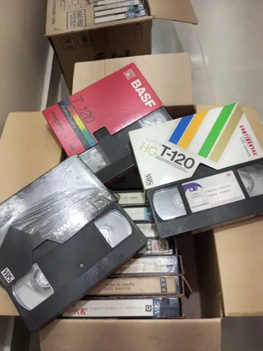 Caixa 7 com 27 fitas vhs da locadora video clube do Brasil