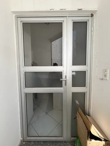 Porta alumínio e vidro
