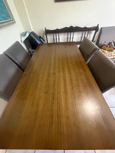 Vendo mesa de madeira maciça com 6 cadeiras de brinde