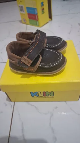 Dois calçados infantis Klin