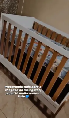 Berço, cadeira de alimentação e suporte de banheira 
