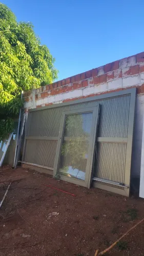 VENDO PORTÃO E VIDROS PARA MURO FRONTAL