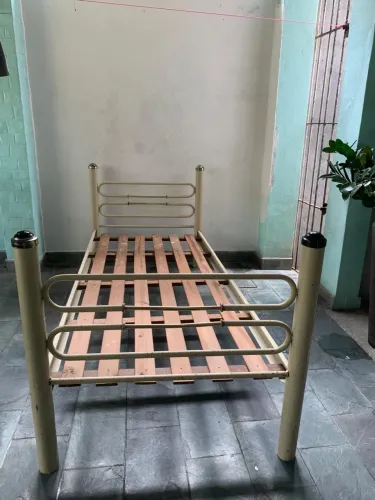 Cama tubular de solteiro