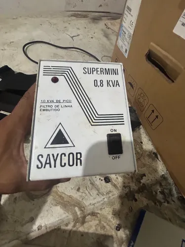 Estabilizador SAYCOR Supermini 0,8 KVA (800VA) - Funcionando