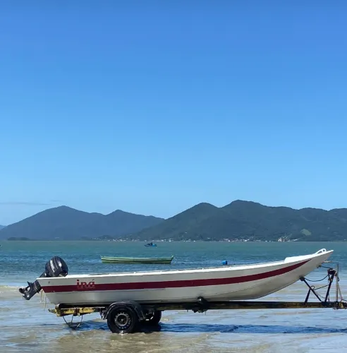 Lancha com motor de 25hp mais carreta