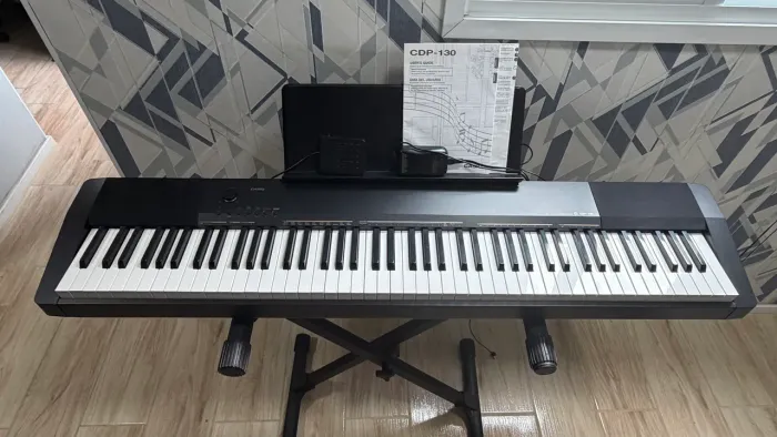 Piano Casio CDP-130 + Pedal + Estante para partitura + Suporte Ibox