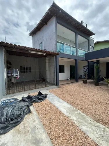 CASA COM 03 QUARTOS E 01 VAGA DE GARAGEM