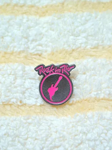 Pin oficial do Rock in Rio 2022 modelo rosa