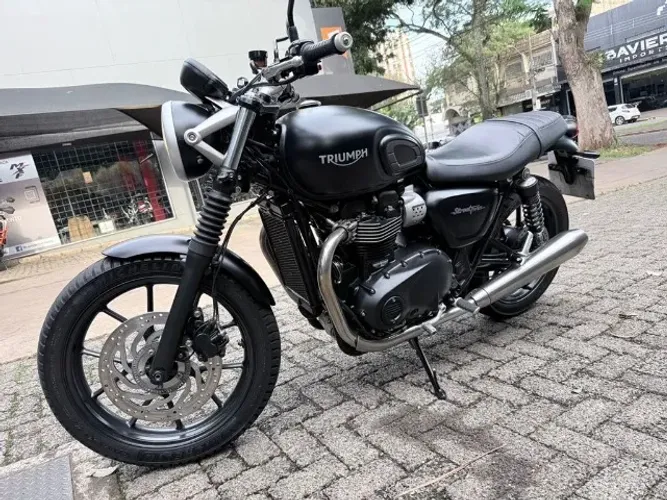 TRIUMPH STREET TWIN 900