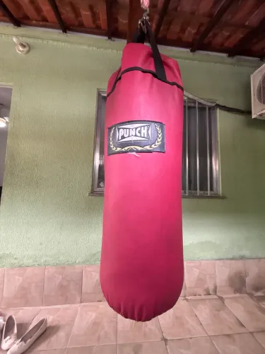Saco de pancada Punch Sports em excelente estado de conservação.