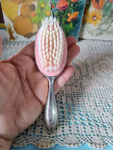 Antiga escova de cabelo infantil banhada a prata