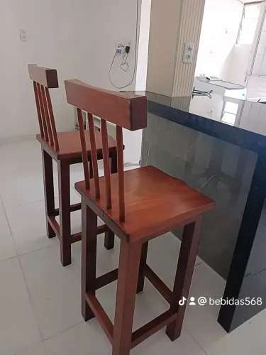 2 banquetas de madeira