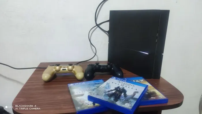 Ps4 2 controles 4 jogos físicos troco em iPhone 12