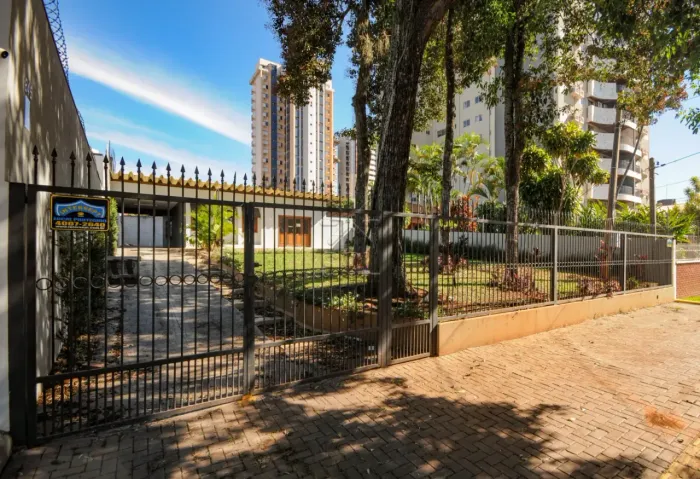Imóvel comercial à venda no Centro de Foz do Iguaçu/PR - Terreno de 900m² com excelente po