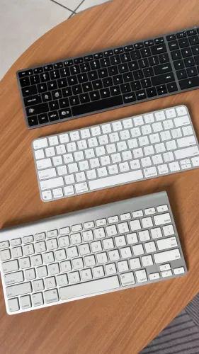 Kit 3 teclados Apple Usados com marcas de uso