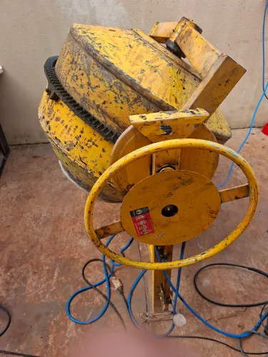 Vendo betoneira seminova 400 litros