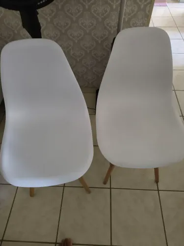 Vendo 2 cadeiras brancas excelentes 