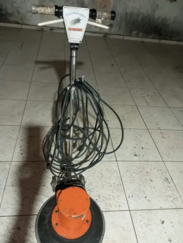 Vende-se Enceradeira 1.200,00