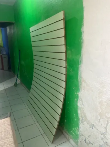 Painel canaletado MDF + ganchos 