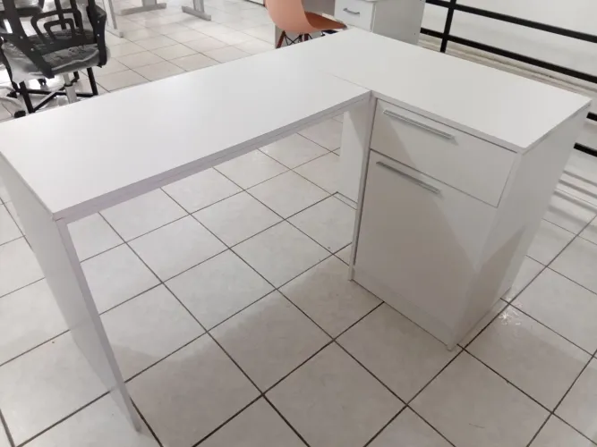 Mesa em L na cor branca
