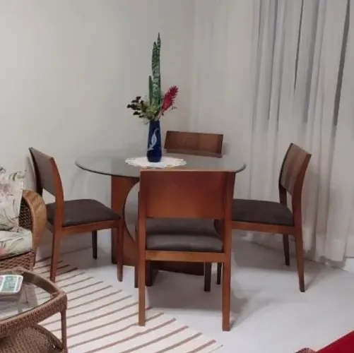 Mesa de vidro com quatro cadeiras
