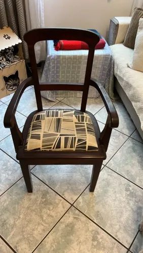 Cadeira de apoio em madeira.