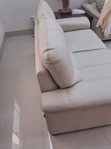 sofá em couro de lugares