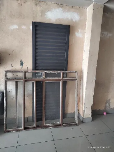 Porta metálica e vitro com vídro