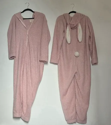 Par de Pijamas Kigurumi Macacão Coelho - Peluciado - tamanho M