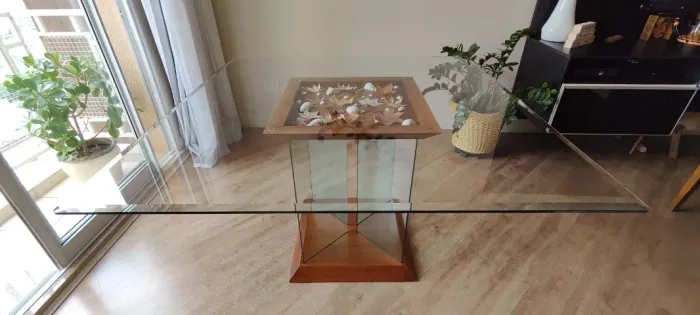 Mesa de vidro com base em madeira 1,40 x 1,40 - elegante, moderna e imponente